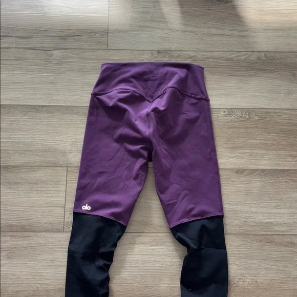Alo Yoga Airbrush High-Waist Highlight Goddess Leggings in the Dark Plum & Black - Picture 3 of 7